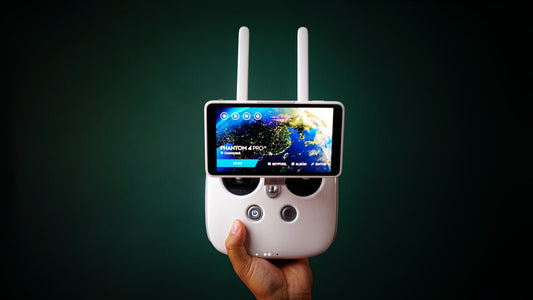 Controlador DJI Phantom 4 Pro branco com smartphone e interface de drone