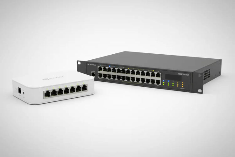 Switch de rede profissional preto e branco para infraestrutura digital